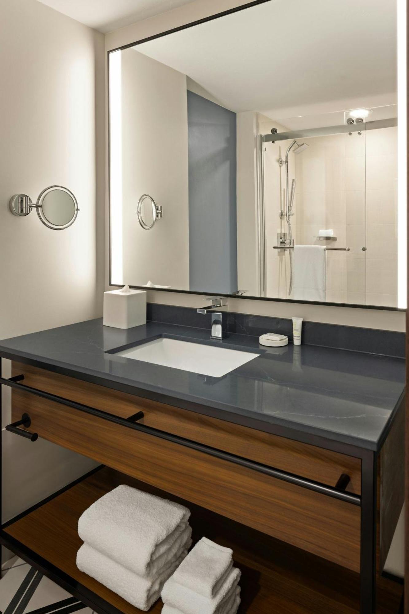 Oshkosh Marriott Waterfront Hotel & Convention Center Εξωτερικό φωτογραφία